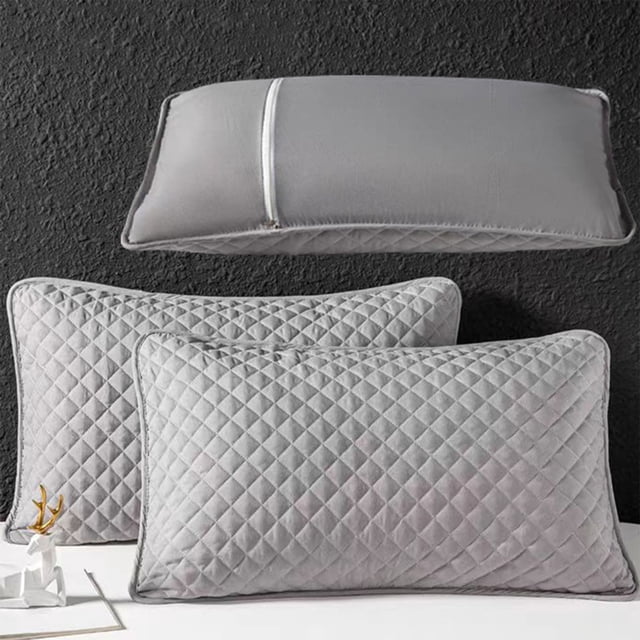 RKSTN Housses d'Oreiller, Lot de 2, Format standard avec Motif Matelassé Gris. Ces Protège-Oreillers Respirants et Imperméables Sont Résistants à l'Huile et aux Taches, Conçus pour Protéger les Oreillers de la Sueur, de la Salive et de la Saleté. Fabriqués à Partir de Matériaux Durables et Doux, Ils Présentent des Bords Élastiques pour un Ajustement Sécuritaire. l'Image Montre Deux Housses d'Oreiller avec un Motif Matelassé en Losanges et une Vue Gros Plan de la Fermeture Éclair de la Housse.
