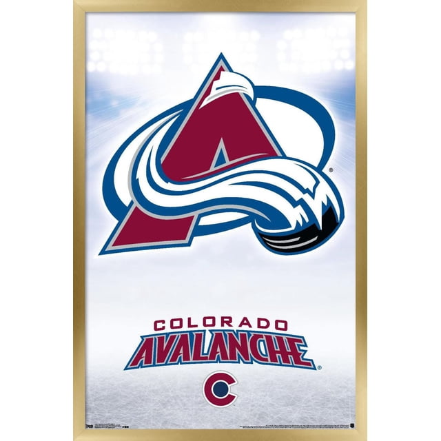 Colorado Avalanche LNH - Logo 17 Affiche Murale, 22,375 Pouces x 34 Pouces Encadrée Mettant en Vedette le Logo Colorado Avalanche avec un « a » Bordeaux et une Avalanche Stylisée Blanche et Bleue Qui Se Déploie sur un Fond à Texture de Glace Légère avec Effet de Lumières de Stade, Encadrée en Bois Clair. sous le Logo, « Colorado Avalanche » Est Imprimé en Lettres Blocs Bordeaux et Bleues avec un Plus Petit Emblème « C » Bordeaux et Bleu en Dessous. Cette Affiche Légère Encadrée
