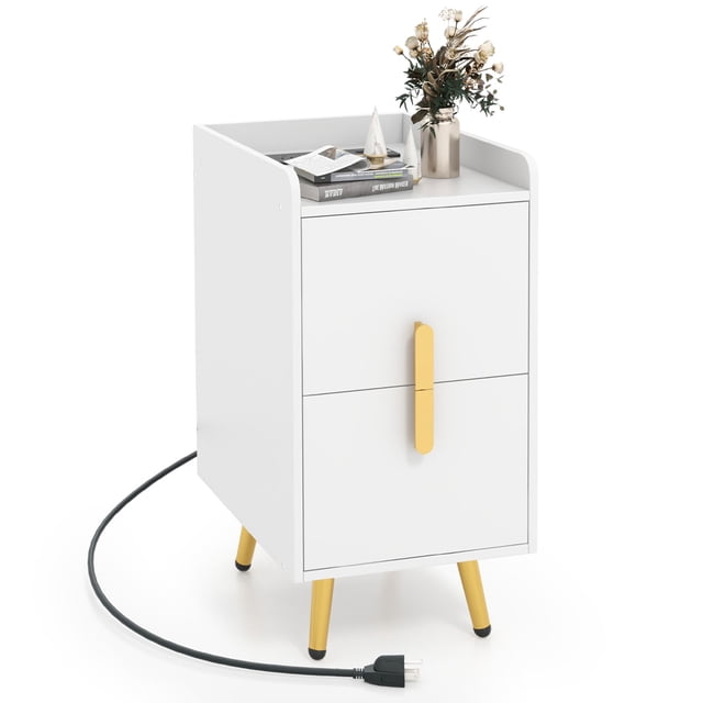 Costway table de Nuit avec Station de Recharge en Blanc, avec Deux Tiroirs avec Poignées Jaunes et Pieds en Métal Jaunes Robustes. la table de Nuit Comprend une Station de Recharge Intégrée avec Trois Prises CA et Deux ports USB, Idéale pour Charger Plusieurs Appareils. le Plateau Spacieux Présente un Style avec des Articles Décoratifs, et les Bords Surélevés Empêchent les Articles de Tomber. un Cordon d'Alimentation Noir Est visible, Soulignant Sa Fonctionnalité. Fabriquée en Bois d'Ingénierie et en MDF, Cette Pièce Polyvalente Convient pour une table de Chevet, une table Basse Ou une table d'Appoint.