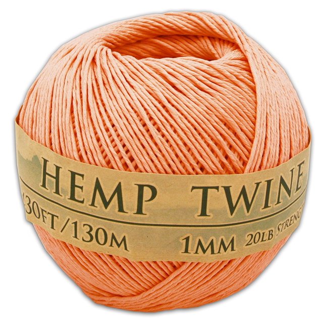 Hemp Twine Boule Corail Tropical 1 mm, une Twine en Chanvre 100 % Naturelle Polie avec de l'Amidon Végétal, Présentée dans une Couleur Corail Vibrante. la Twine a une Épaisseur de 1 mm, Est Biodégradable, Non Toxique et a une Résistance de test de 20 Lb, Idéale pour la Fabrication de Bijoux, l'Enfilage et comme Twine de Boulanger. Emballée dans une Boule Compacte avec 130 m (430 Pieds) de Twine.
