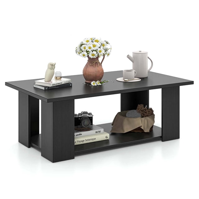Costway Table Basse à 2 Niveaux Moderne, Table de Centre Cocktail avec Tablette de Rangement pour Salon, Noire. Cette Table Basse Rectangulaire Présente un design Élégant en Bois d'Ingénierie Noir avec une surface Lisse et Résistante à l'Eau. Le Plateau de 36 Pouces de Large Est Assez Spacieux pour des Boissons, une Déco Ou un Portable, Tandis Que l'Étagère Inférieure Ouverte Offre un Rangement Supplémentaire pour des Livres, des magazines Ou des Articles Décoratifs. la Table Est Soutenue par des Pieds Robustes et Peut Supporter jusqu'à 209 Lb sur le Plateau et 66 Lb sur l'Étagère