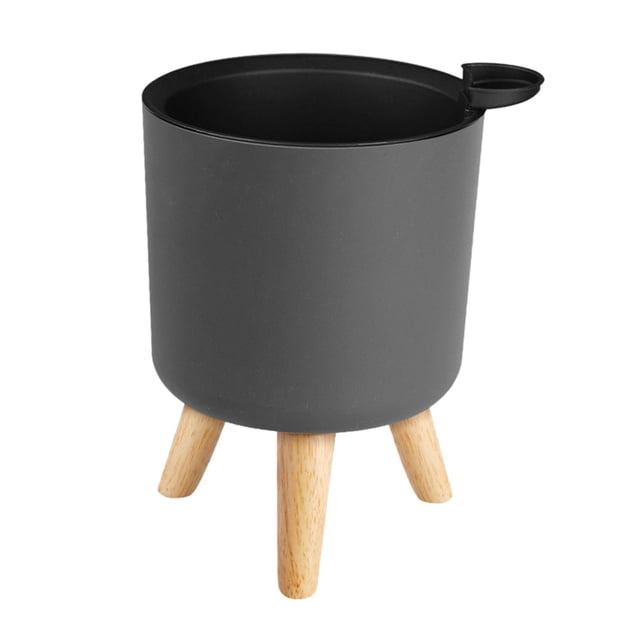 Koolsoo Pot de Plante Rond avec Pattes en Bois Gris, Taille P. Ce Pot en Plastique Présente un design Minimaliste avec une Forme Ronde et Trois Pattes Triangulaires Équilibrées en Bois. Convient à une Utilisation Intérieure et Extérieure, Il Est Idéal pour des Plantes comme des Figuiers à Feuilles de Violon, des Cactus et des Plantes de Serpent. le Pot Comprend un Trou de drainage et Est Parfait pour Rehausser les Coins dans des Espaces comme les Salons, les Balcons Ou les Salles de Bain.