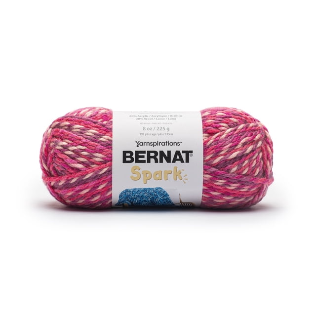 Bernat® Spark™ Fil Mélangé Volumineux #5 en Amour de Soi 8oz/225g 191 yards, un Écheveau de Fil Volumineux Doux avec un Effet de Teinture caipo unique en Teintes Rose, Crème et Violet, Enveloppé dans une Étiquette Blanche Présentant le logo Bernat Spark et des Détails de Fil, Idéal pour le Tricot, la Mode Hivernale et les Projets Créatifs.