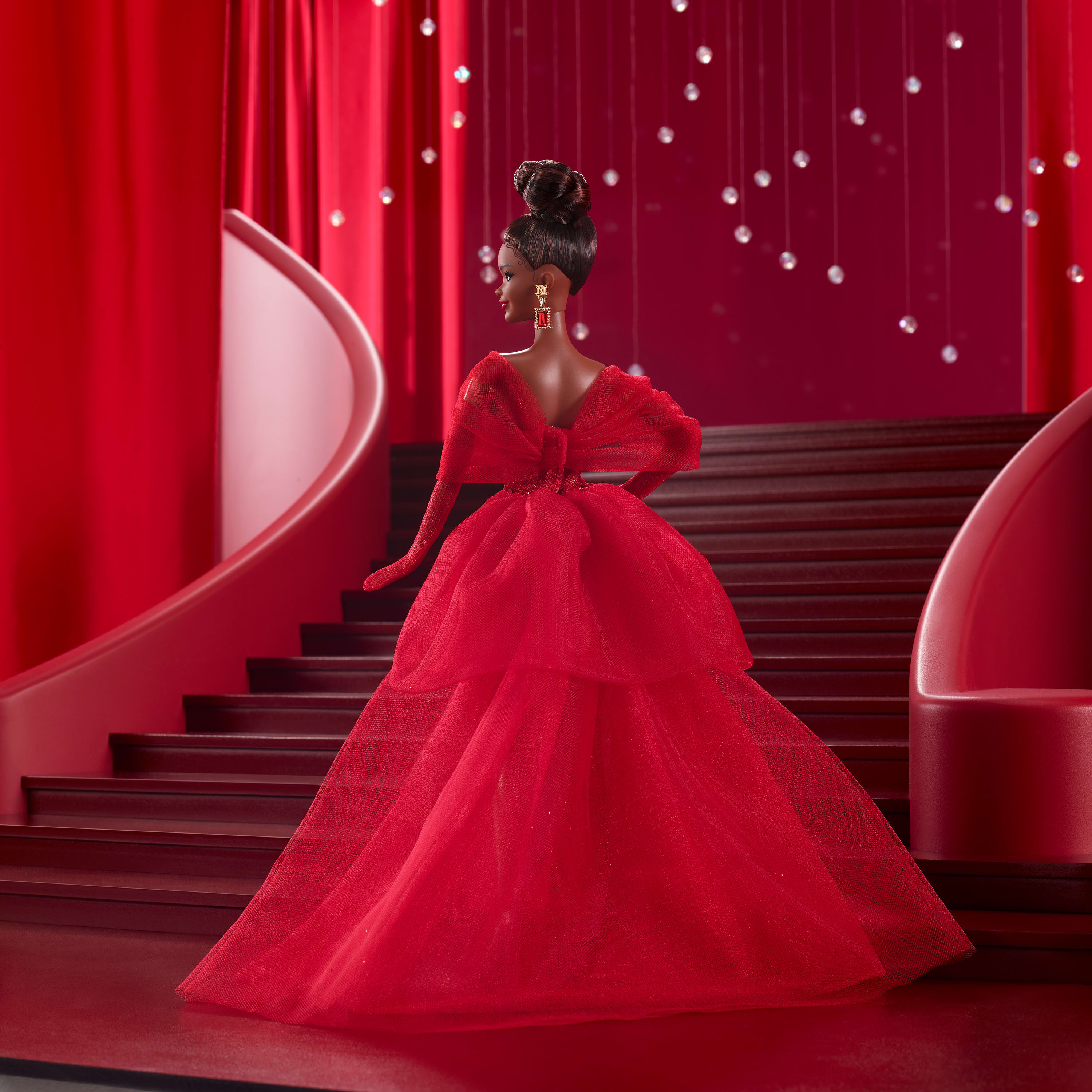 Poupée de collection BarbieSignature pour le 80eanniversaire de Mattel, robe rouge en tulle scintillant, cheveux bruns