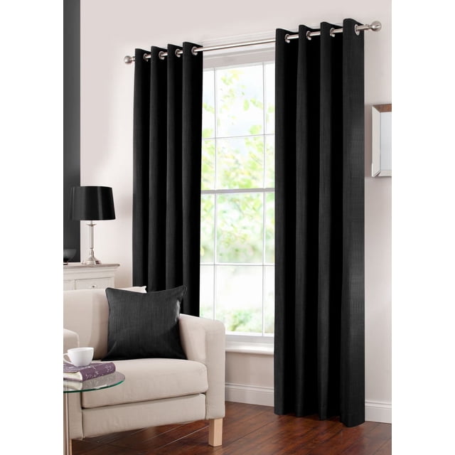 Gouchee Design Rideaux à Panneau Occultant Solaire en Noir avec 8 Oeillets Métalliques Argentés sur une Tringle, Faits de 100 % polyester avec Revêtement Acrylique, Exposés dans un Salon avec Fauteuil beige, Coussin Noir, table d'Appoint en Verre et Plancher de Bois Franc, Idéal pour Bloquer la Lumière du Soleil et Améliorer l'Intimité.