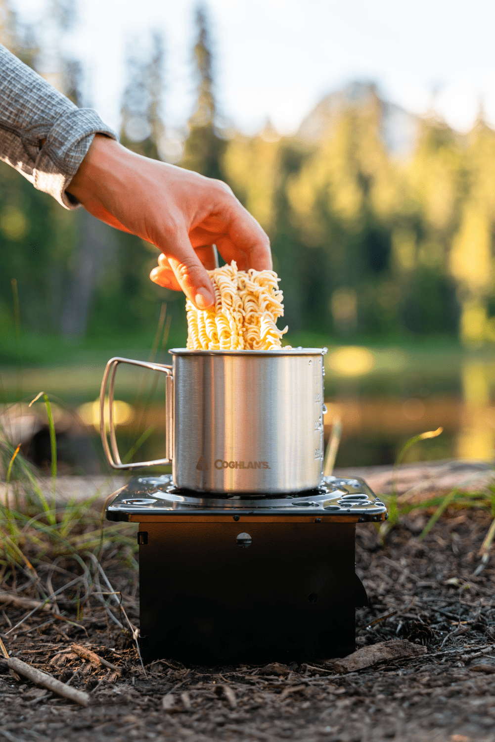 Réchaud de camping pliant et portable Coghlan’s — compact, léger en acier pour le camping et les situations d’urgence
