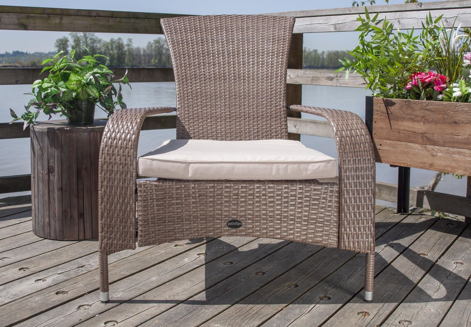Confortable fauteuil haut Muskoka de Patioflare en osier - osier brun caramel et coussins beiges