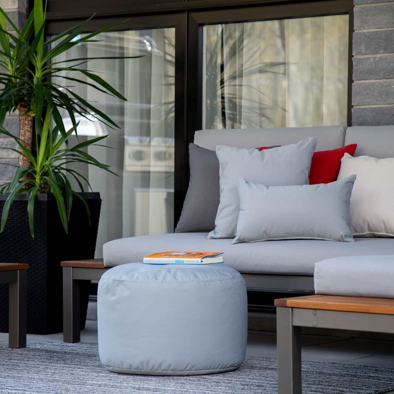Pouf intérieur/extérieur Gouchee Home Soleil – Pouf argent hydrofuge rembourré de billes de polystyrène, léger et résistant, pour terrasse, balcon ou salon