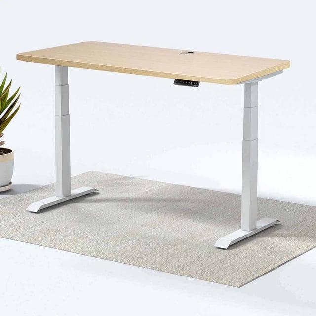 MotionGrey Bureau Assis-Debout à Double Moteur avec 4 Réglages de Mémoire, Doté d'Un Dessus Laminé Chêne Brun de 65 Pouces x 24 Pouces et d'Un Cadre en Acier Blanc. Bureau Ergonomique Assis-Debout avec une Plage de Hauteur de 23,7 Pouces à 49,3 Pouces Alimenté par Deux Moteurs Allemands Bosch. Comprend un Pavé Numérique à Mémoire avec port USB, des Pinces de Gestion des Câbles et une construction durable, Idéal pour l'Optimisation de l'Espace de Travail à la Maison, au Bureau et pour les Installations de Jeu