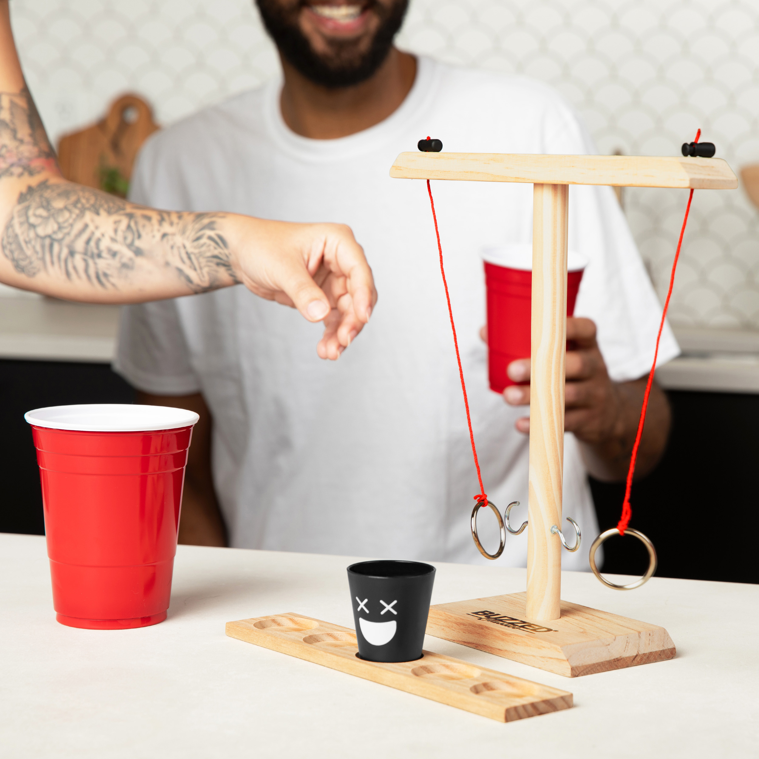 Buzzed Classics Hook and Ring – Ensemble de lancer d’anneaux pour adultes, par Buzzed What Do You Meme?