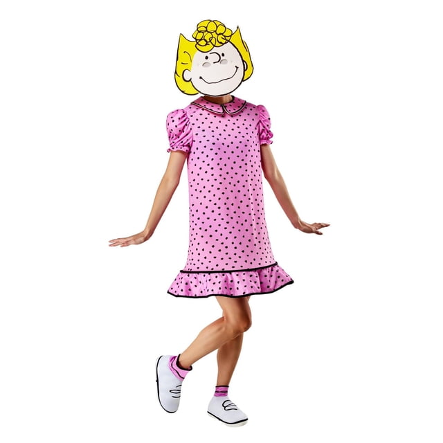 Peanuts Sally Costume pour Femme Mettant en Vedette une Personne Portant une Robe Rose en polyester avec des Pois Noirs, des Manches Courtes Bouffantes, un Col Peter Pan et un Ourlet à Volants Bordé de Noir. le Costume Comprend des Couvre-Bottes Roses Assortis sur des Chaussures Blanches et un Masque en Mousse Représentant les Cheveux Blonds de Sally et un Visage Souriant. Idéal pour les Fêtes de Costumes d'Halloween et les Événements à Thème pour Femmes.