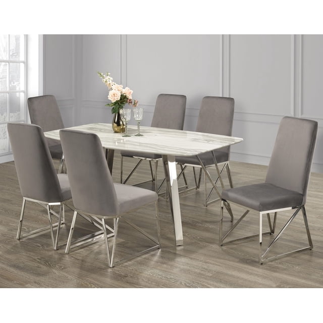 Gabriel Ensemble de Salle à Manger 7 Pcs, Gris avec une table Rectangulaire à Dessus en Papier Marbre dans des Teintes Grises et Ivoire Supportée par des Pattes Évasées Chromées. Six Chaises Rembourrées en polyester Peluche Gris avec Cadres Géométriques Chromés Entourent la table sur un Plancher de Bois Clair et des Murs à Panneaux Blancs. un vase Doré avec des Fleurs Roses et Blanches et Deux Verres à Vin Transparents s'Asseoient sur la table, Convient aux Salles à Manger Modernes.