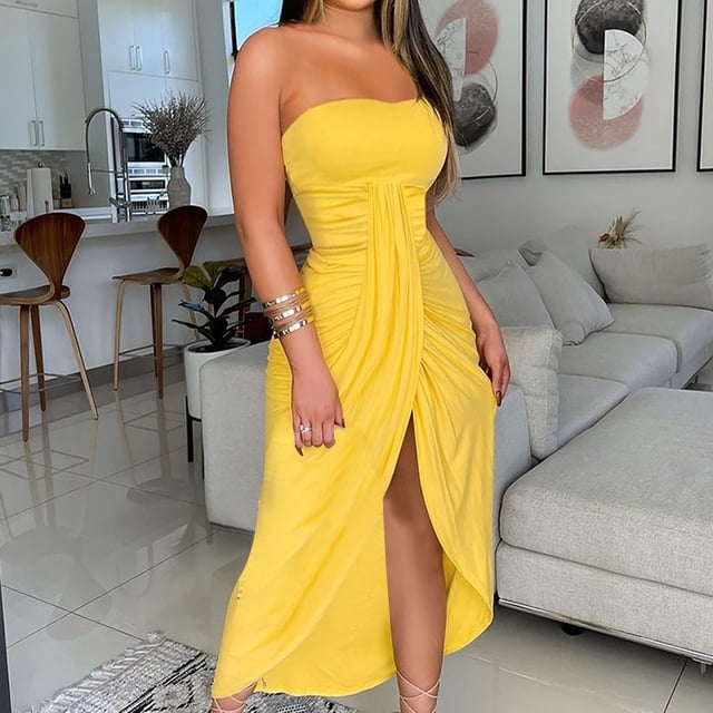 CEHVOM Robe Longue d'Été Unie Sans Bretelles pour Femme, Robe Fendue de Plage, Robe de Fête/Boîte de Nuit de Couleur Jaune Vif. la Robe Présente un design Sans Bretelles, des Détails Froncés à la Taille et une Fente avant Haute, Idéale pour les Événements d'Été Ou les Sorties Décontractées. Fabriquée en polyester, Elle Offre une Coupe Légère et Respirante. le Modèle Est Montré Portant la Robe dans un Décor de Salon Moderne avec des Meubles et une Déco aux Tons Neutres.