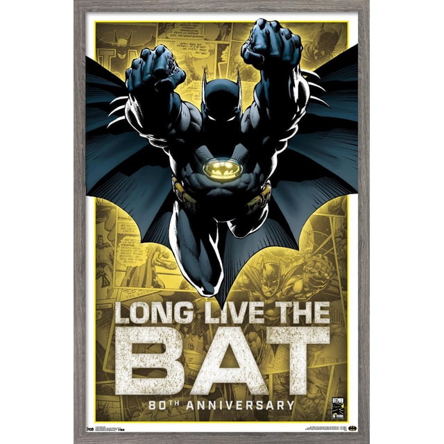 DC Comics - Batman - Affiche Murale du 80e Anniversaire, 22,375 Po x 34 Po Représentant Batman en costume Noir et Bleu avec l'Emblème de Chauve-Souris Jaune Lumineuse, Volant vers l'Avant avec Poings Allongés et cape Qui Se Déploie. l'Arrière-plan Jaune Montre des Panneaux de Bande Dessinée Délavés et un Texte Audacieux « Longue Vie à la Chauve-Souris » avec « 80e Anniversaire » en Dessous. Idéal pour la Décoration Murale de Chambre Ou de Bureau