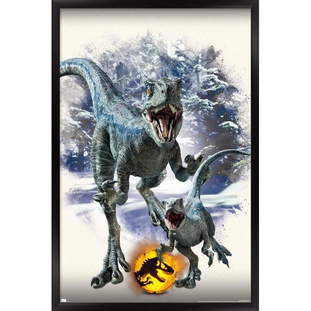 Monde Jurassique : Dominion - Affiche Murale Focale Bleue et Bêta, 14,725 Po x 22,375 Po Encadrée Représente Deux Vélociraptors Bleus à Bouche Ouverte dans un Fond de Forêt Enneigée, un Adulte et un Juvénile, Debout au-Dessus d'Une Balle logo Monde Jurassique orange Lumineuse, Convient à l'Art Mural dans les Chambres, les Bureaux Ou les Fêtes à Thème.