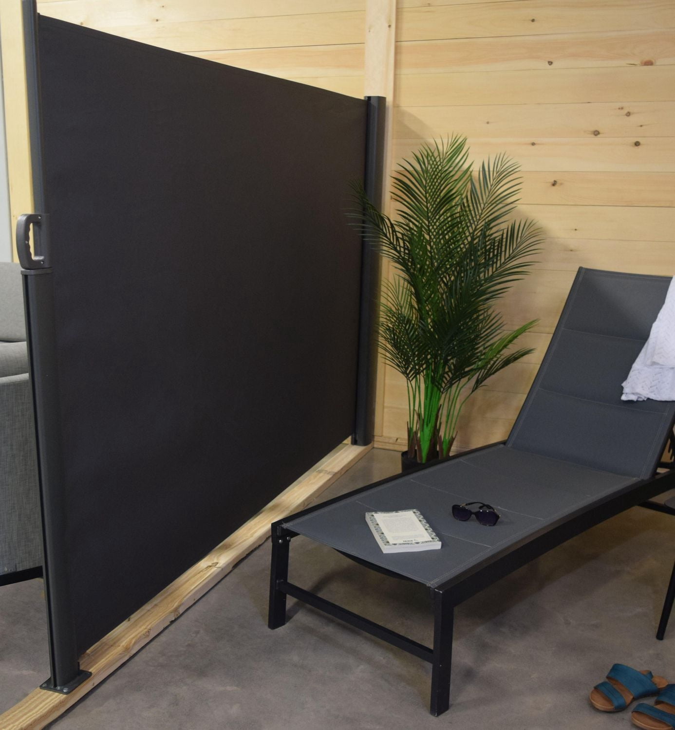 Store latéral rétractable pour l'intimité de la terrasse extérieure, couleur anthracite.