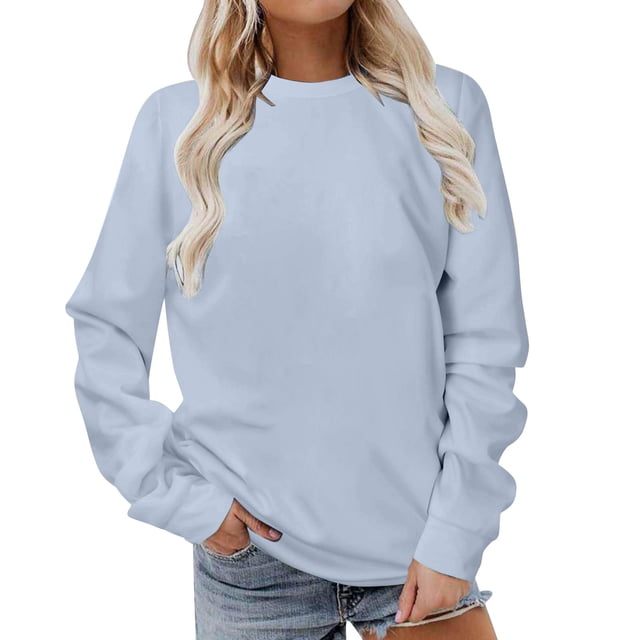 Yuyuzo Hauts d'Automne pour Femmes Chandails à Col Rond Manches Longues Chandail Uni à Enfiler T-Shirts Coupe Ample. un Bleu Pâle, Chandail à Manches Longues avec un design à Col Rond, Montré en Taille Moyenne. la Coupe Décontractée et la Couleur Unie le Rendent Adapté au Port Décontracté. Assorti avec des shorts en denim dans l'Image.