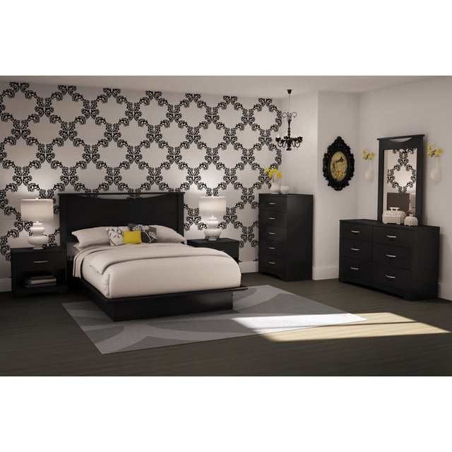 South Shore Step One Lit Plateforme Grand avec Moulures en Noir Pur, Positionné dans une Chambre Contemporaine avec Papier Peint Damassé Noir et Blanc. le Lit Présente une Tête de Lit Moulée et des Lignes Épurées, Accompagné de Tables de Nuit Noires avec Lampes Blanches. un Coffre à Cinq Tiroirs Noir Assorti et une Commode avec Miroir et Poignées Argentées Repose sur un Tapis Géométrique Gris sur des Planchers de Bois Franc Sombres, Formant un Ensemble de Chambre Moderne Cohésif.