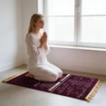 thumbnail image 4 of Tapis de Prière Rouge Multifonction pour Usage Quotidien à la Maison et en Voyage avec Lecture en Anglais et Orientation de Récitation Arabe 19,68 X 27,56 Po, 4 of 6