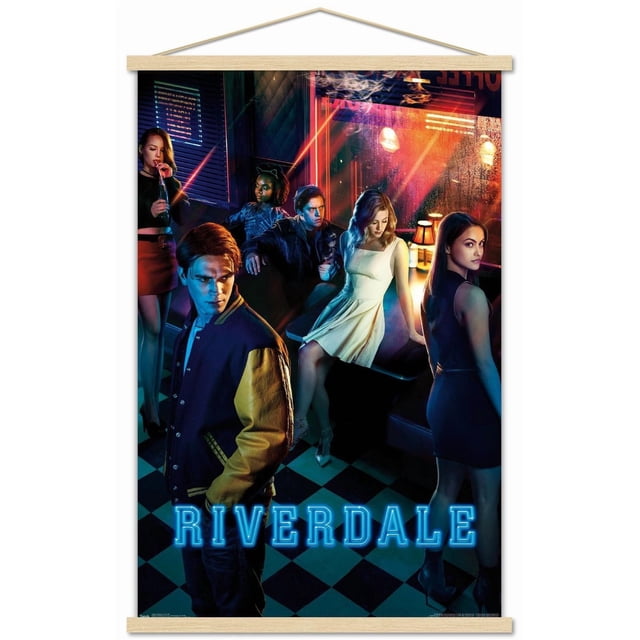 Riverdale - Affiche Murale d'Art Clé, 22,375 Po x 34 Po Représentant six Jeunes Adultes dans un diner Rétro avec Plancher à Carreaux Noir et Blanc, Texte « Riverdale » Bleu Néon au Bas, et Éclairage Chaud et d'ambiance Créant une Ambiance Dramatique.