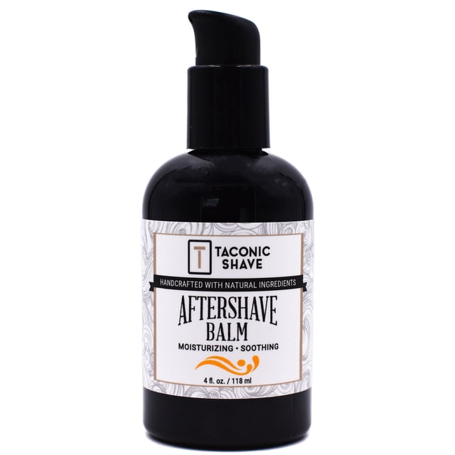 Taconic Shave Baume après-Rasage Apaisant Non Parfumé en Bouteille à Pompe Noire de 4 oz. l'Étiquette Met en Valeur Sa Formule Sans Alcool, Ses Propriétés Hydratantes et Apaisantes, et des Ingrédients Naturels comme l'Aloès Biologique, l'Huile de Noix de Coco et l'Huile de Carthame Infusée à la Calendula. Fabriqué à la Main aux É.-U., Ce Baume Est Conçu pour une Peau en Santé et la Guérison.
