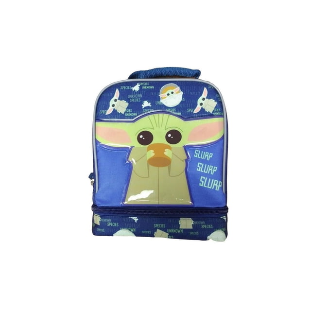 Le Sac à Lunch à Dôme Mandalorien Est une Boîte à Lunch Isolée Bleue pour Adulte Présentant un Grand Grogu de Dessin Animé Sirotant une Soupe à l'Avant avec la phrase « Slurp Slurp Slurp ». Il a un Double Compartiment avec Fermeture Éclair et Motifs Grogu « Espèces Inconnues » Répétés sur les sections Supérieure et Inférieure, Conçu pour Garder les Aliments à la Bonne Température et Convient pour Transporter des Collations et des Repas.