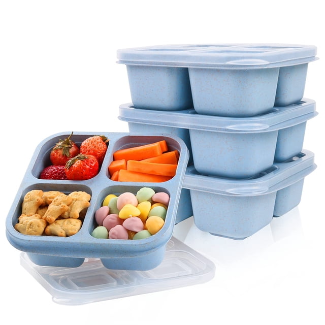 1 Pce Contenants à Collation Réutilisables Bento avec 4 Compartiments, Présentés dans une Pile de Contenants en Acrylique Bleus. un Contenant Est Ouvert, Affichant des sections Divisées Remplies de Fraises, de Bâtonnets de Carotte, de Biscuits et de Bonbons Colorés. Idéal pour l'Entreposage des Aliments, la Préparation des Repas, l'École, le Travail Ou les Voyages.