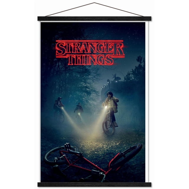 Netflix Stranger Things - Affiche Murale de Vélos, 22,375 Po x 34 Po Représentant une Scène Nocturne de Forêt avec Quatre Enfants Chevauchant des Bicyclettes le Long d'Un Sentier Brumeux, Leurs Phares Illuminant le Sol, un Vélo Rouge au Premier Plan et le logo Rouge Lumineux Stranger Things en Haut, Convient à l'Art Mural dans les Chambres Ou les Espaces de Vie.
