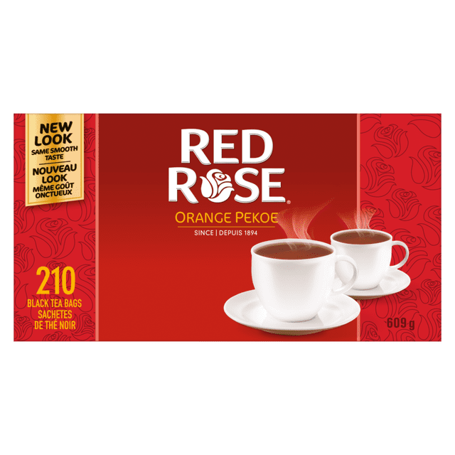 Red Rose Orange Pekoe Boîte de 210 Sachets de Thé Noir avec Fond Rouge, Présentant Deux Tasses Blanches de Thé Noir à la Vapeur sur Soucoupes, Mettant en Valeur le Nouveau Style de la Marque et un Poids de 609 g, Idéale pour une Expérience de Thé Riche et Lisse.