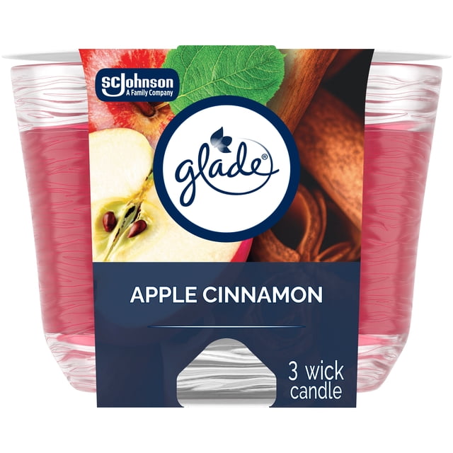 Glade® Bougie Parfumée à 3 Mèches Désodorisant d'Air, Pomme et Cannelle, dans un Pot en Verre Transparent avec Cire Rouge, Présentant une Étiquette avec Pomme Tranchée, Bâtons de Cannelle et Feuille Verte, Idéale pour les Décorations de Noël Intérieures et pour Remplir les Pièces d'Un Parfum Chaleureux et Invitant.
