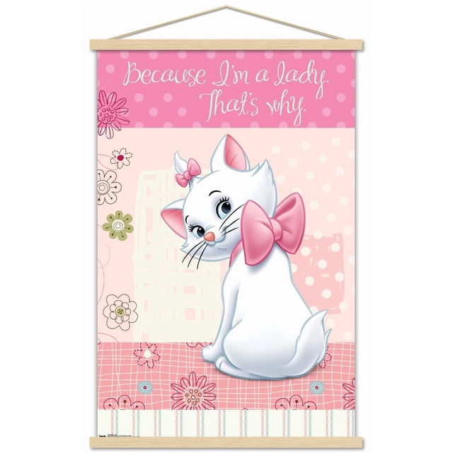 Disney les Aristochats - Marie - Je Suis une Dame Affiche Murale, 14,725 Pouces x 22,375 Pouces Mettant en Vedette une Chaton Blanche Centrée Nommée Marie aux Yeux Bleus, un Petit Nœud Rose sur Sa Tête, et un Grand Nœud Rose Autour de Son Cou, s'Asseyant et Regardant derrière sur un Fond floral Rose et à Pois avec la phrase « Parce Que Je Suis une Dame. C'est Pourquoi. » en Texte cursive Blanc en Haut, Imprimée sur Papier d'Affiche