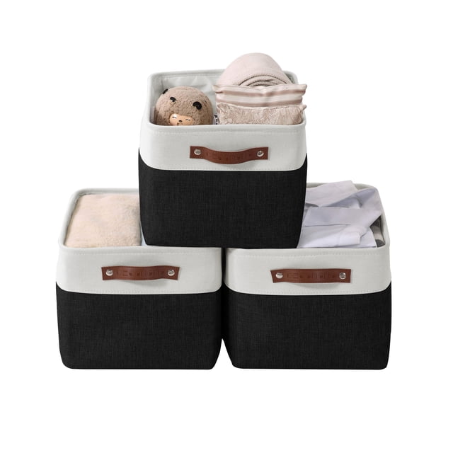 DECOMOMO Grand Panier de Rangement Bacs de Rangement en Tissu, Ensemble de 3, Noir et Blanc. l'Image Affiche Trois Bacs de Rangement Pliables au design Moderne Noir et Blanc avec Poignées en Similicuir. les Bacs Sont Représentés Remplis d'Articles Tels Que des Serviettes, des Vêtements et un Jouet en Peluche, Mettant en Valeur Leur Spacieuse Capacité et Leur Polyvalence. Conçus avec une Plinthe en MDF Robuste, un Tissu EVA Épais et un Cadre en Métal, Ces Bacs Sont Durables et Conservent Leur Forme. Dimensions : 15” (L) x 11” (L) x 9