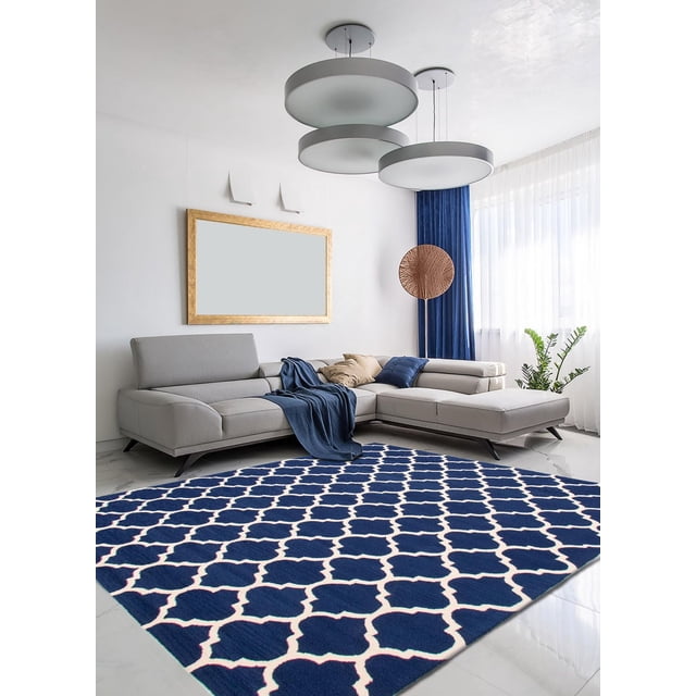 ECARPETGALLERY Timeless Tapis Bleu Marine 7 Pieds7 Pouces x 9 Pieds4 Pouces Tapis d'Intérieur Tufté à la Main avec Motif de Treillis Géométrique Bleu Marine et Blanc, Présenté dans un Salon Moderne avec un sofa Sectionnel Gris Pâle, des Coussins Bleu et beige, des Rideaux Bleus et un Plancher de Marbre Blanc. le Tapis Est Idéal pour Ajouter un style Classique et de la Chaleur aux Intérieurs de la Maison.