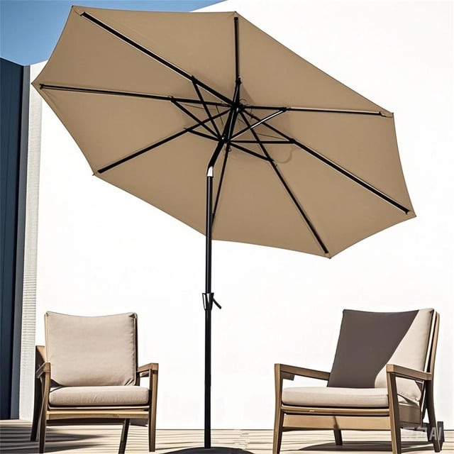 Parasol de patio Rond de 9 Pi avec Inclinaison et Manivelle, Doté d'Un Auvent en polyester beige Soutenu par 8 Nervures Robustes et d'Un Poteau en Acier Noir Enduit de Poudre. le Parasol Est Montré dans un Cadre Extérieur avec Deux Chaises Coussinées Beiges sur une Terrasse en Bois. la base n'Est Pas Incluse.