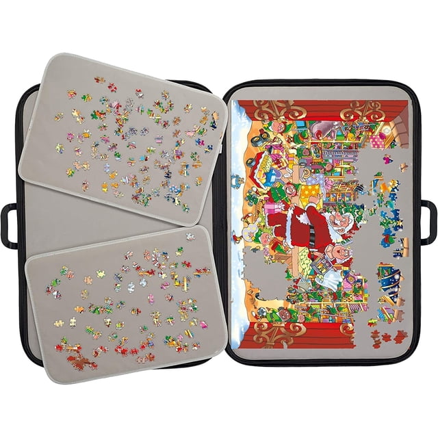 Tradeopia Étui de Rangement Portable Noir pour Casse-Têtes, jusqu'à 1000 Pcs, Ouvert, Montrant un Casse-Tête Partiellement Terminé sur le Thème de Noël avec le Père Noël et les Lutins à Droite, Deux Plateaux de Tri Beiges avec des Pièces de Casse-Tête Éparpillées à Gauche, le Tout à l'Intérieur d'Un Étui de Transport Noir à Fermeture Éclair avec Poignées, Convient pour Organiser et Transporter des Casse-Têtes.