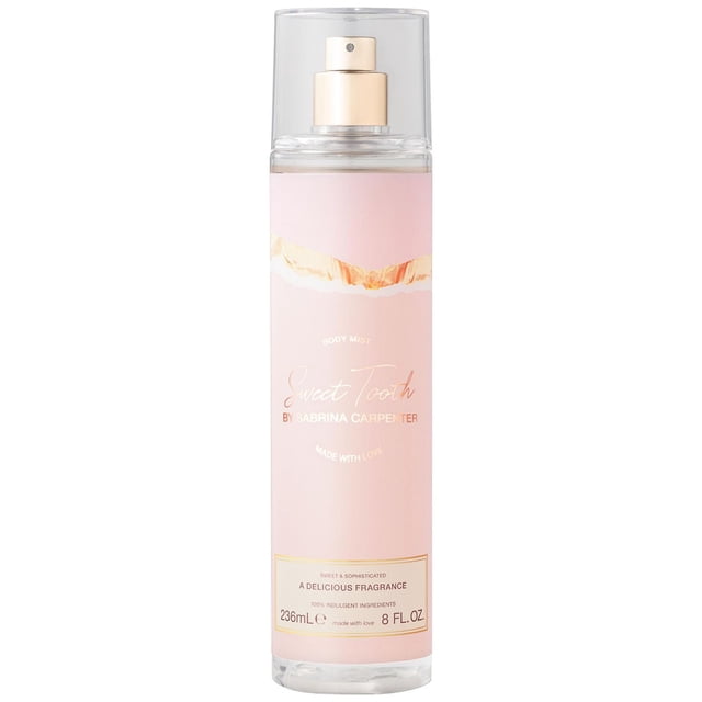 SABRINA CARPENTER SWEET TOOTH BODY SPRAY in a clear 236 ml (8 fl oz) bottle with a soft pink label and gold text, featuring a transparent cap and gold spray nozzle. This sweet and sophisticated body mist offers fragrance notes of candied ginger, chocolate marshmallow, vanilla, and Chantilly cream, ideal as a fragrance for women.