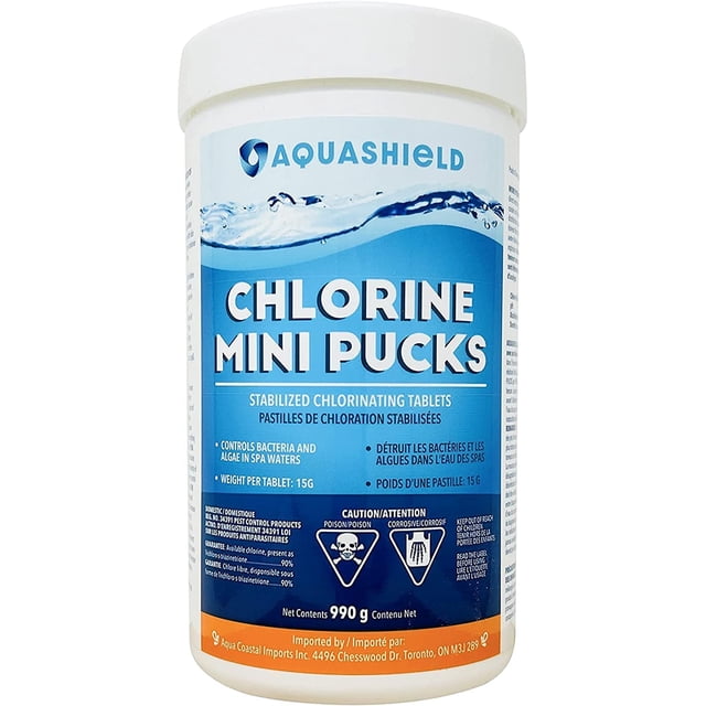 Aquashield Spa Mini Pucks Stabilisés au Chlore de 1 Pouces (990 g / 2,2 Lb) Contenant. l'Emballage Blanc et Bleu Présente le logo de la Marque Aqua Coastal et les Détails du Produit, Incluant des Comprimés de Trichlore de 15 g Conçus pour l'Assainissement de la Piscine et du Spa. Ces Mini Pucks à Dissolution Lente Tuent les Bactéries, Préviennent la Croissance des Algues et Maintiennent une Eau de Baignade Sécuritaire. le Contenant Comprend des Avertissements de Sécurité et des instructions d'Utilisation.