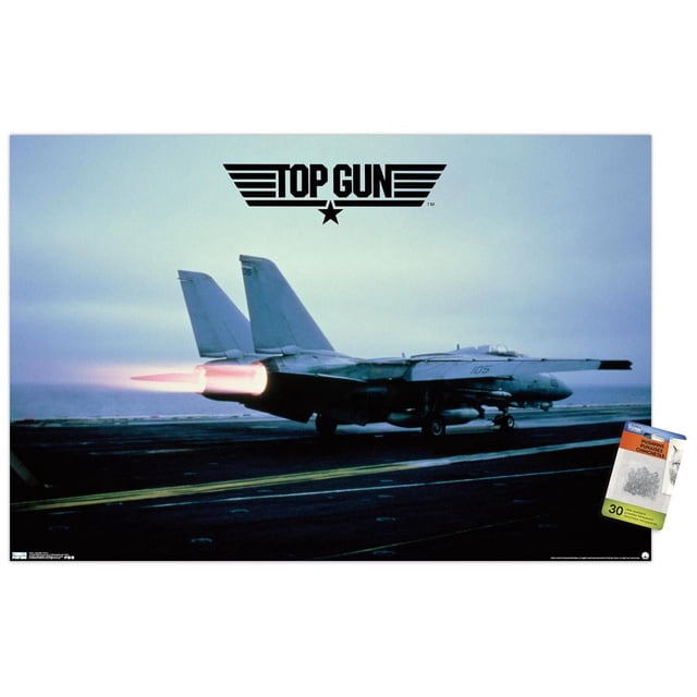 Affiche Murale d'Un Avion Maverick Top Gun, 22,375 Po x 34 Po Montrant une Vue Latérale d'Un jet de Chasse avec des Pistolets à Combustion s'Embrasant sur un Pont de Porte-Avions sous un Ciel Nuageux, avec le logo Top Gun au-Dessus. Cette Impression d'Art Mural Est Idéale pour la Déco de Chambre Ou de Bureau.
