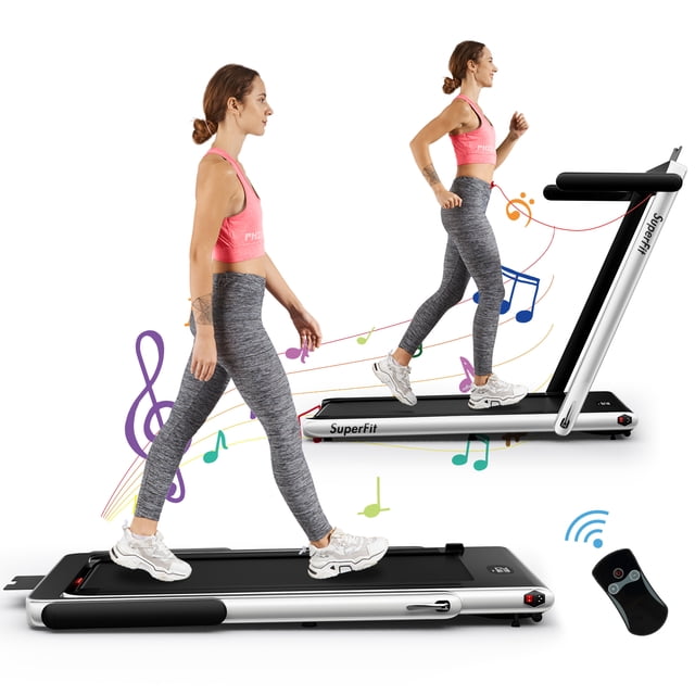 SuperFit 2,25 Hp 2 en 1 Pliant Treadmill en Argent, une machine d'Exercice Polyvalente avec une Plage de Vitesse Réglable de 0,6 à 7,5 Mi/h. Ses Caractéristiques Incluent une Aire de Course Spacieuse Antidérapante, un Écran LED, un Haut-Parleur Bluetooth et une Télécommande. Conçu pour la Maison Ou le Bureau, Il Sert Aussi de Tapis de Marche sous le Bureau Lorsqu'il Est Plié. Construit avec des Amortisseurs pour la protection des Genoux, des Roues de transport pour la Mobilité, et un design compact Pliable pour