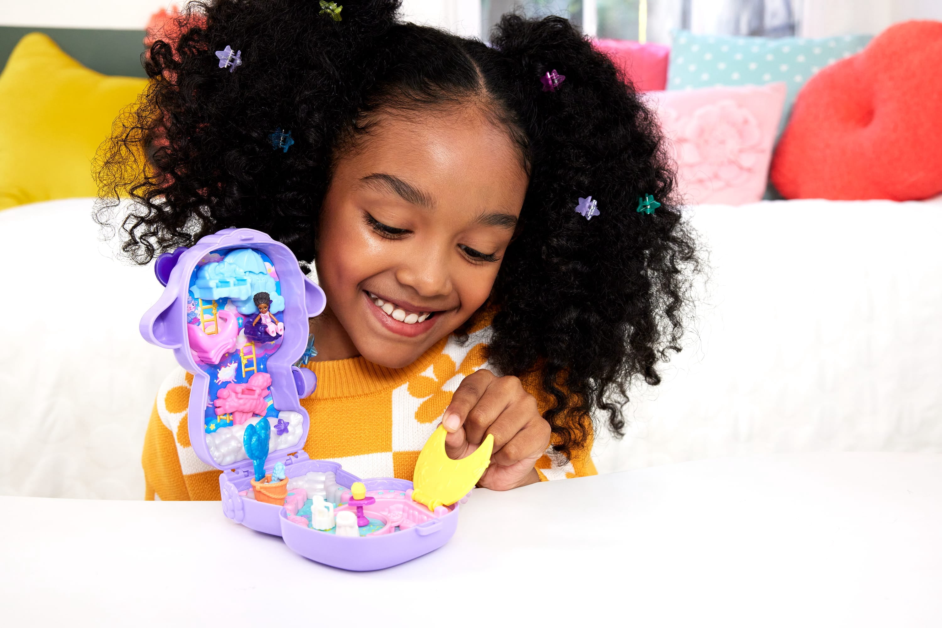 Polly Pocket Cozy Dreamland Lamb Compact Playset with 1 Micro Doll and Pet Unicorn, Travel Toy with Food & Styling Accessories