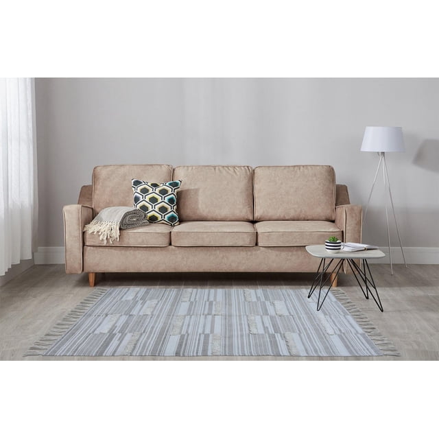 Tapis de Zone en Mosaïque Présentant un Tapis handmade à Poil Ras avec un Motif Mosaïque Rayé Neutre et des Bords à Franges, Format 4'x6' à 5'x8', Placé sur un Plancher de Bois Clair dans un Salon Contemporain avec un sofa Trois Places beige, Coussin à Motif Géométrique, Jeté Plié, Petite table d'Appoint Blanche avec Pattes en Métal Noir Tenant une Tasse Rayée et un Livre Ouvert, et une Lampe de Sol Trépied Blanche, Convient aux Zones à Fort Passage.