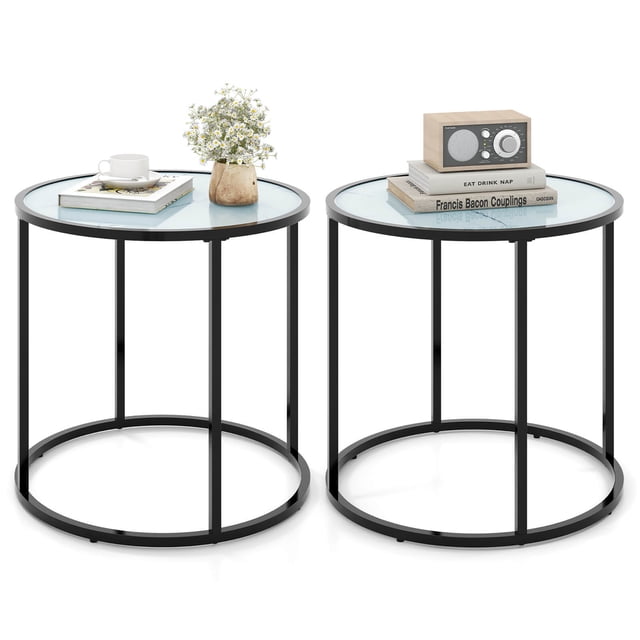 Gymax Lot de 2 tables d'Appoint en Verre avec Dessus Rond de 20 Pouces en faux Marbre Trempé et Cadre en Métal Noir. Les tables Sont Exposées Côte à Côte, Chaque Table Tenant des Articles Décoratifs comme des Livres, un vase et une Tasse à Café. Parfaites comme tables d'Appoint Ou tables d'Accent pour Salons, Chambres Ou Balcons.