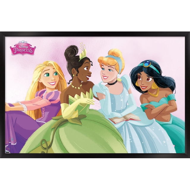 Disney Célébration Ultime de Princesse - Affiche Murale de Groupe, 22,375 Pouces x 34 Pouces Encadrée Présentant Quatre princesses Disney en Robes Colorées sur un Fond Rose Doux. Comprend une Princesse en Violet avec de Longs Cheveux Blonds, une en Robe Verte avec des Gants Jaunes et une Couronne, une en Robe Bleu Pâle Scintillante Tenant un Livre Ouvert, et une en turquoise avec des Bijoux Dorés et un Bandeau. l'Affiche Encadrée a une Finition Satinée de Qualité Supérieure et Est Légère avec un Accroche-Dents de Scie pour une Présentation Facile, Convient à la Décoration