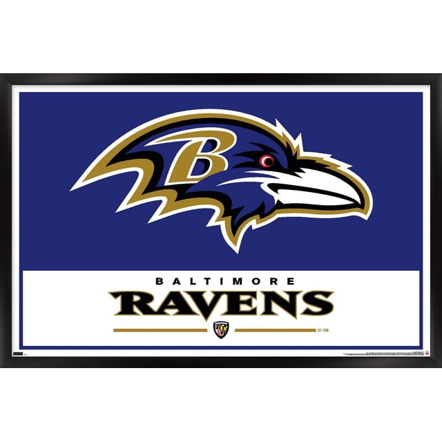 NFL Baltimore Ravens - Affiche Murale Logo 21, 22,375 Po x 34 Po Encadrée, Affichant un Logo des Baltimore Ravens Centré avec une Tête de Corbeau Stylisée Violette, Noire, Dorée et Blanche sur un Fond Bleu au-Dessus du Texte Audacieux « Baltimore Ravens » en Noir et or sur Fond Blanc, Idéal pour l'Art Mural dans les Chambres, Bureaux Ou Dortoirs.