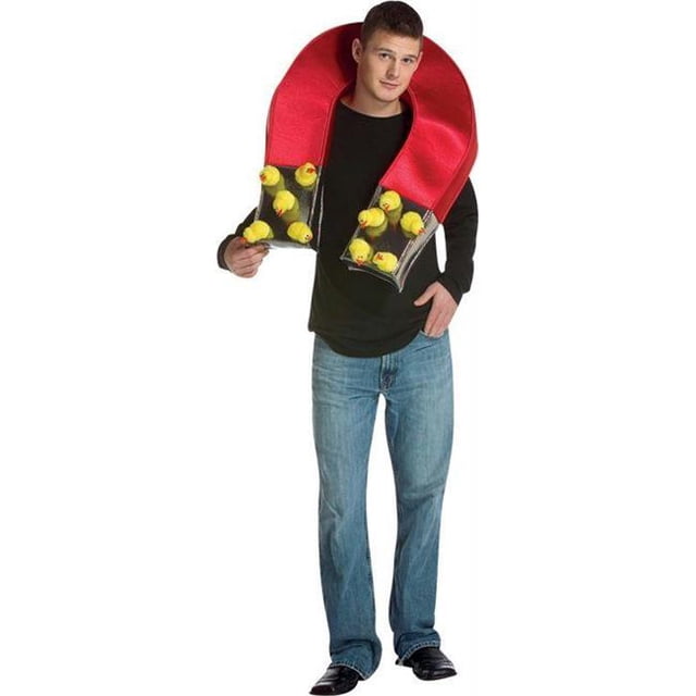 Costume d'Aimant Poussin Conçu pour l'Halloween des Adultes, Mettant en Vedette un Grand Aimant Rouge Scintillant en polyfoam avec des Extrémités Argentées Portées Autour du Cou. Cinq Poussins Jaunes en Peluche Sont Attachés de Chaque Côté de l'Aimant. un Costume Drôle pour Homme Qui s'Étale à Plat Sans Profondeur.