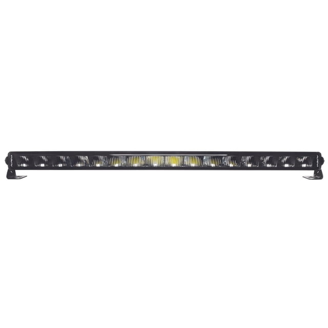 Alpena TrekTec Barre Lumineuse S32P dans une Vue Orientée vers l'Avant Montrant une Barre Lumineuse DEL Mince à une Rangée avec Boîtier en Alliage Noir, Lentille Transparente et Feux de position d'Accent Jaunes. Elle Comprend des Supports de Montage Ajustables en Acier Inoxydable et Est Homologuée IP67 pour la Résistance aux Intempéries. Conçue pour les Véhicules Tout-Terrain comme les VTT, UTV, Camions et VUS, Elle Est Optimisée pour les Sports Motorisés et Convient aux Véhicules de Travail et de Livraison.