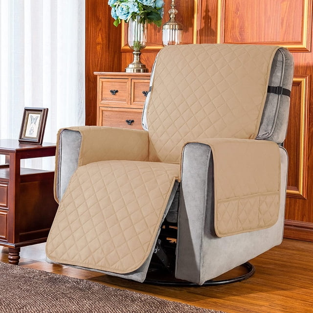 Subrtex Housse Réversible pour Fauteuil Inclinable, Protecteur de Meuble Lavable de Couleur Sable, Affichée sur un Fauteuil Inclinable dans un Décor de Salon. la Housse Présente un design Matelassé, des Poches Latérales pour le Rangement et des Sangles Élastiques Ajustables pour la Maintenir en place. Fabriquée en Tissu 100 % Microfibre, Elle Est Douce, durable et Protège contre les Déversements, les Taches et l'Usure. Convient aux Fauteuils Inclinables avec des Largeurs de Siège de 25 Pouces (Petit) Ou 28 Pouces (Grand).