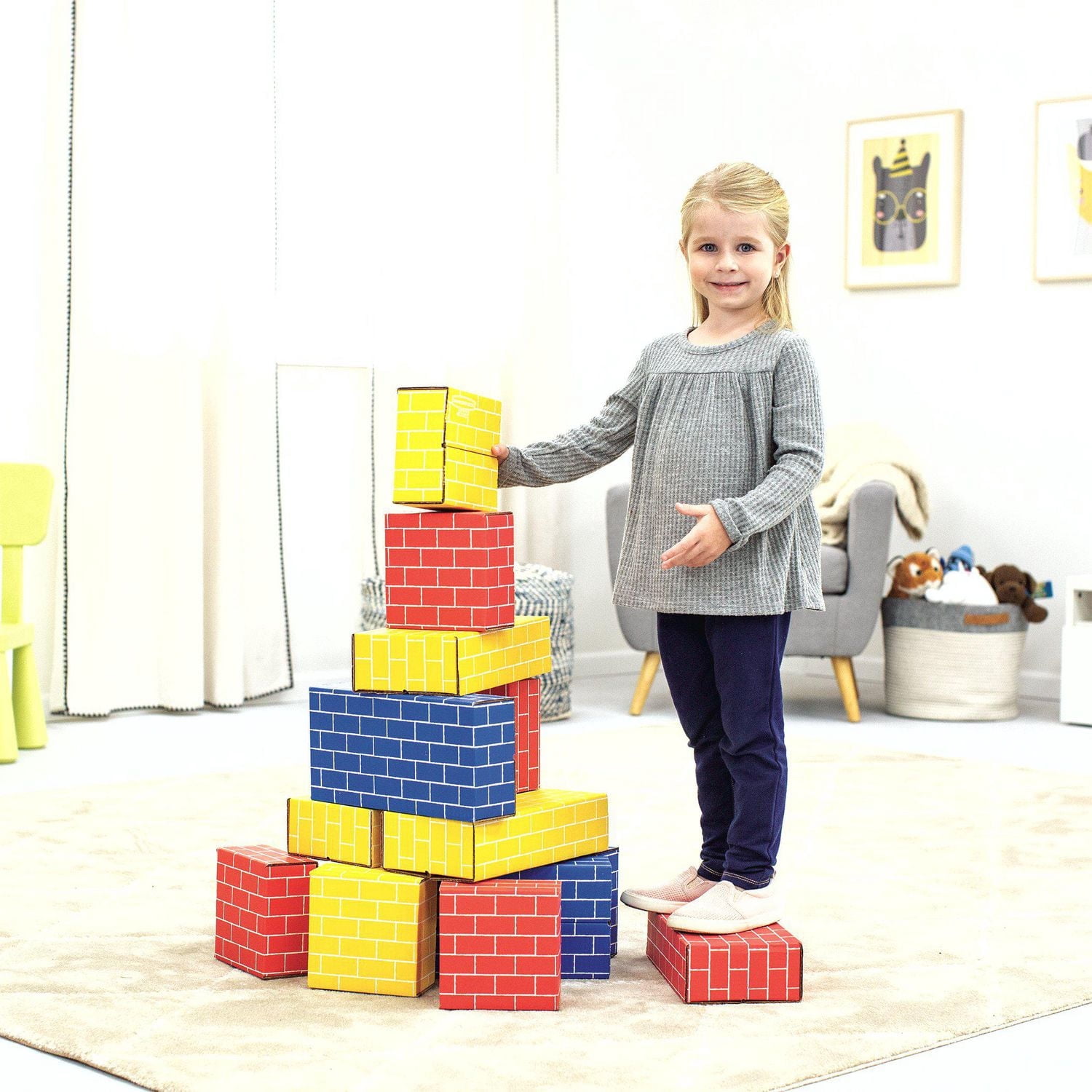 Boîte de construction en carton Bankers Box at Play. Comprend 40 blocs de 2 tailles différentes et 3 couleurs. À partir de 3 ans.