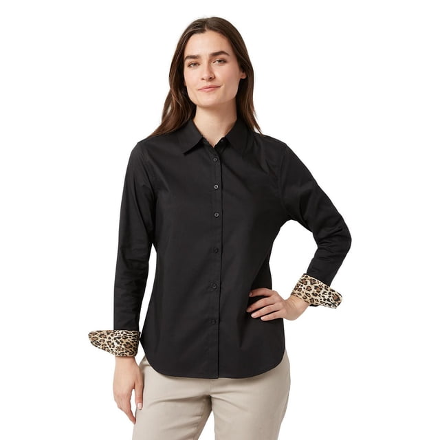 Chaps Chemise Easycare Noire à Manches Longues et Poignets à Imprimé Léopard Retroussés, avec devant Boutonné et Col Classique, Conçue par une Femme Se Tenant d'Une Seule Main sur la Hanche, Convient aux Tenues Décontractées Ou Professionnelles pour Femmes.