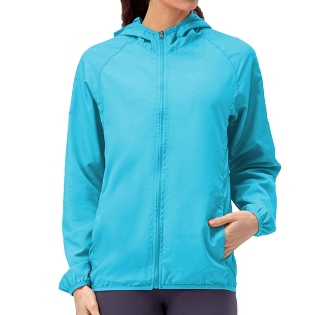 CEHVOM Veste Décontractée pour Femmes à Capuche à Manches Longues Amples, Usée, de Couleur Bleu Vif. Cette Veste Légère d'Extérieur Présente une Fermeture Éclair avant, des Manches Longues et un design à Capuche. Fabriquée en polyester, Elle Offre une Coupe Décontractée Convenant au Port Quotidien, à l'Usage à la Maison Ou aux Sorties Décontractées. le Modèle Est Montré Portant la Veste d'Une Main dans la Poche, Soulignant Son design Fonctionnel et Élégant.